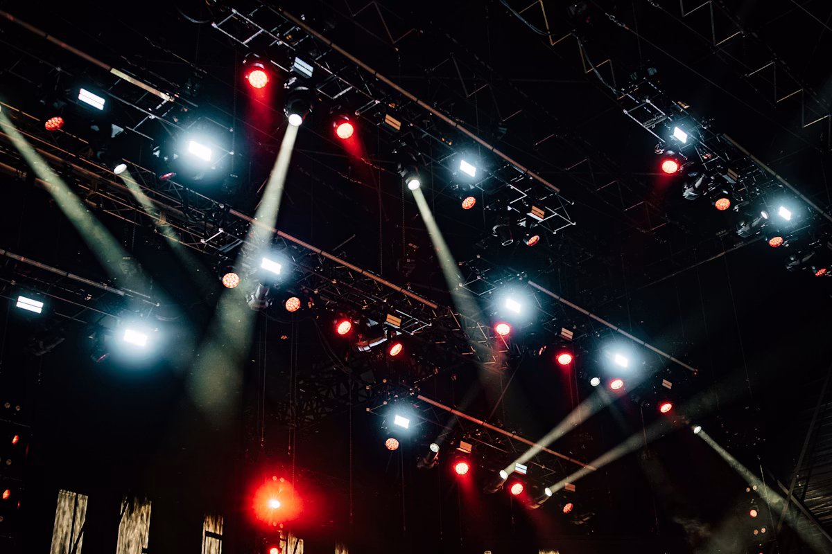 Equip tècnic treballant sobre l'escenari